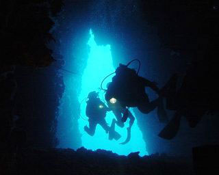 PADI Cavern Diver Course with Dive The World - photo courtesy of Jorgen Kam