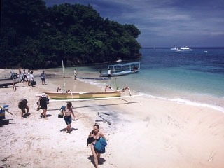 Holidaymakers arriving at Nusa Lembongan - photo courtesy of Coconuts Beach Resort