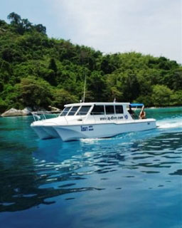Loma day trip catamaran at the Similans, Thailand - photo coutesy of IQ Dive Center