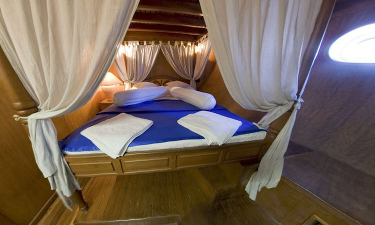 Moonima double bed cabin