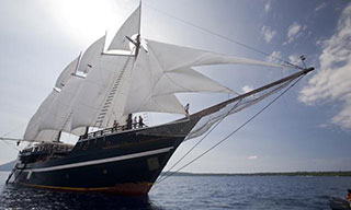 Dewi Nusantara liveaboard in full sail in Sulawesi, Indonesia