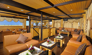 The saloon of Sea Safari VIII is perfect for relaxation between your dives
