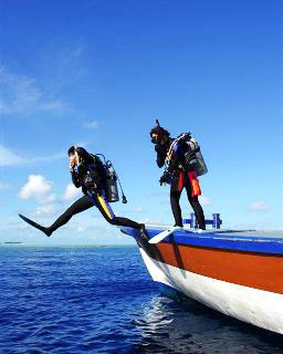 Diving in Maldives from the Island Safari 2 dhoni