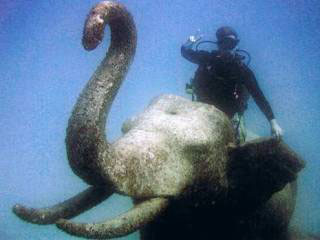 Diving the Siam Statues at Racha Yai, Phuket - photo coutesy of Noon Ruethaiwan