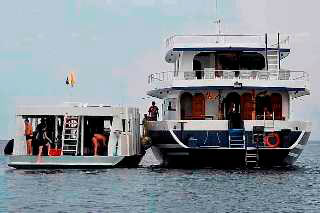 Dive briefing onboard the Sting Ray